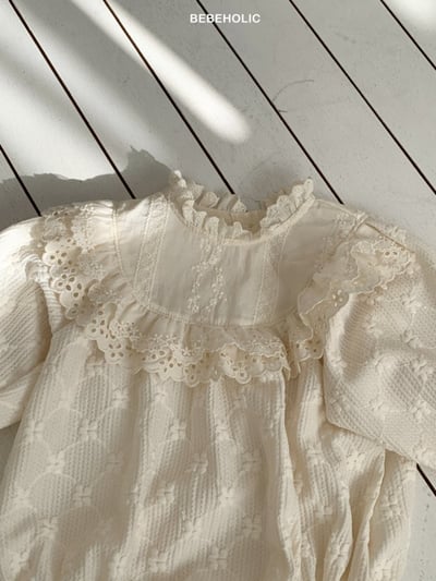 Bebe holic43｜(3m-18m) 蕾絲滾邊領壓花包屁衣5
