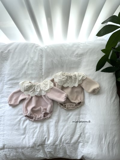 Bloom.b14｜(0m-24m) 蕾絲花瓣領包屁衣1