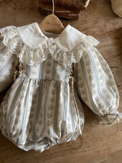 Anne Shirley13｜(3m-22m) 1色春日花卉滾邊包屁衣16