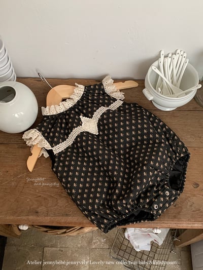 JE 647｜(66-90cm)  碎花蕾絲拼接包屁衣1