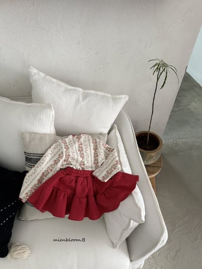 Bloom.b25｜(85cm-125cm) 兔子草莓捲邊上衣3