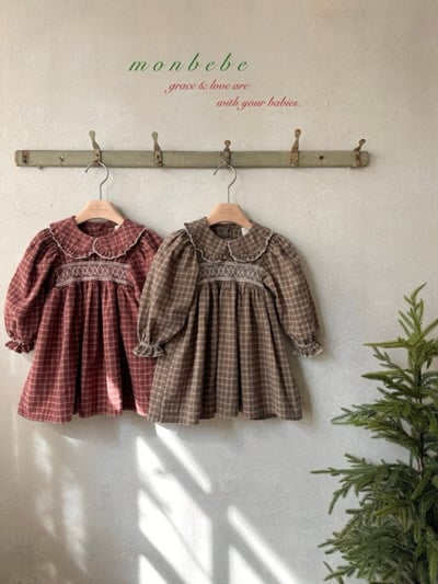 MONBEBE56｜(1y-8y) 荷葉領縮口袖格紋洋裝13