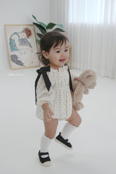 bebe nine21 (65-90) 2色點點蝴蝶結緞帶包屁衣1