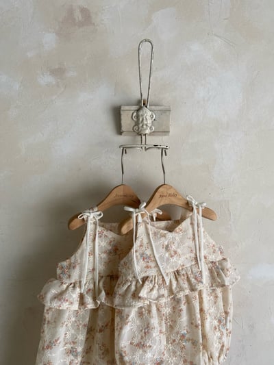 Anne Shirley34｜(3m-22m) 2色碎花壓紋綁帶包屁衣19