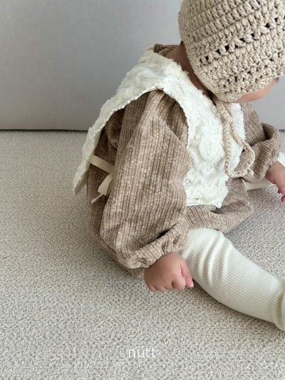 Nutt02｜(3m-16m) 愛心壓紋套裝含圍兜背心5