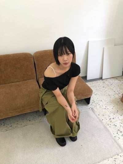 性感斜肩 鈕扣設計 修身 短袖上衣 - 2C7