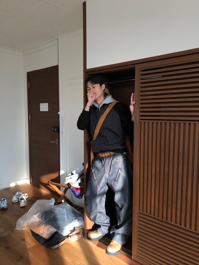 日系潮男 紅色縫線 拉鏈細節 牛仔寬褲 - 2C4