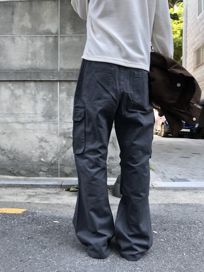 現代潮流 卯釘造型 工裝口袋 喇叭長褲 - 2C12