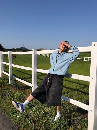 現代街頭 弧形卯釘 夏季風衣 連帽外套 - 3C7