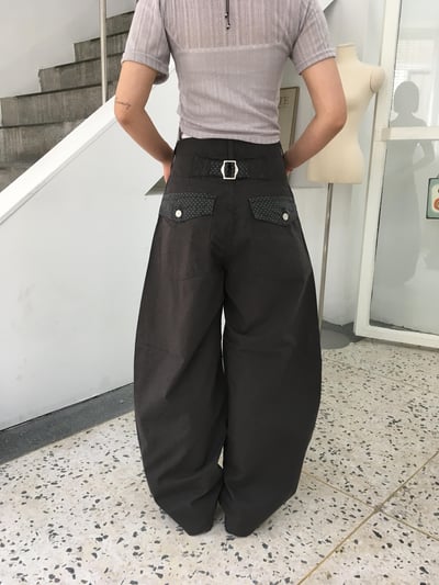 韓女經典氛圍 局部細節點綴 彎刀寬版 長褲 - 3C6