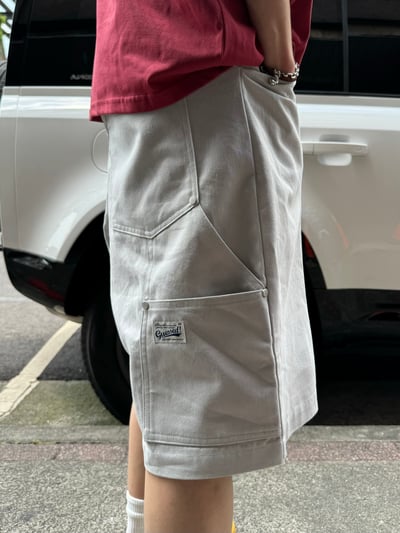 (UNISEX) 鉚釘刺繡 卡彭特短褲 - 3C3