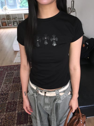 美式十字架 刺繡造型 貼身短版 短袖 上衣 - 2C5