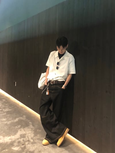 Clean Fit 特殊剪裁 輕薄丹寧 牛仔彎刀褲 - 1C8