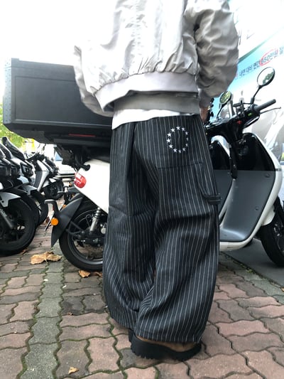 紐約型男 眾星刺繡 單層褶皺 條紋 牛仔寬褲 - 2C6