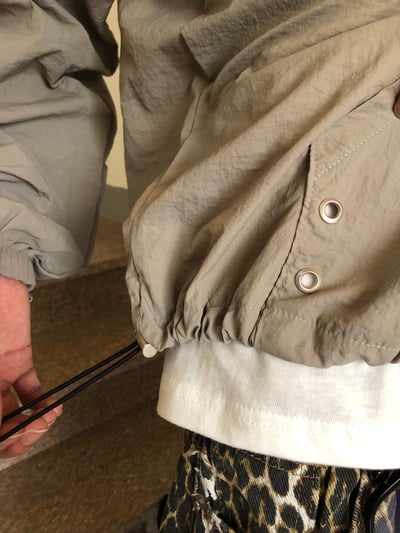 現代街頭 弧形卯釘 夏季風衣 連帽外套 - 3C10