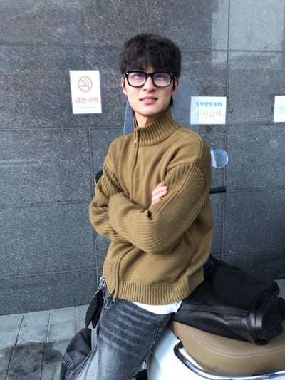 半高領 斜拉鏈 修身流水線 針織外套 - 4C4