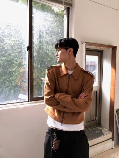 簡約幹練 絨面革 名牌質感 短版 神衣 夾克 - 2C8