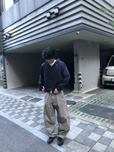 彎刀縫線 俐落版型 鬆緊帶 寬版 長褲 - 4C10