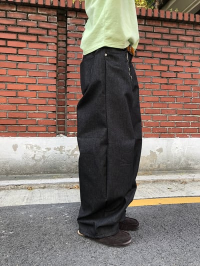 街頭經典百搭 細條紋 鬆緊帶 寬版 牛仔長褲 - 3C5
