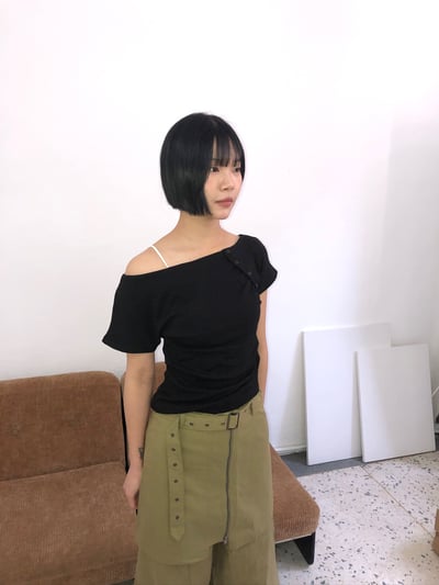 性感斜肩 鈕扣設計 修身 短袖上衣 - 2C21