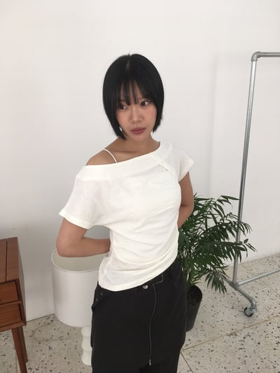 性感斜肩 鈕扣設計 修身 短袖上衣 - 2C12