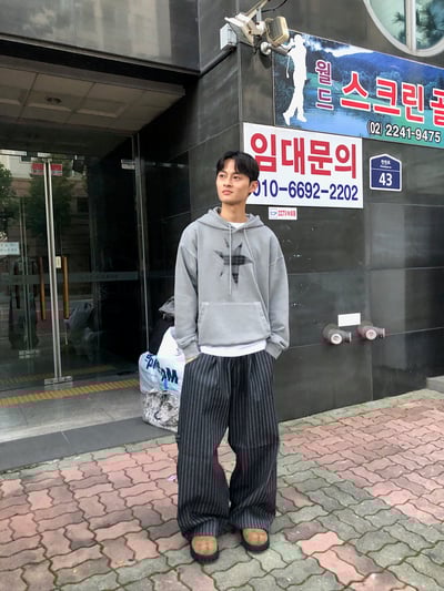 紐約型男 眾星刺繡 單層褶皺 條紋 牛仔寬褲 - 2C13