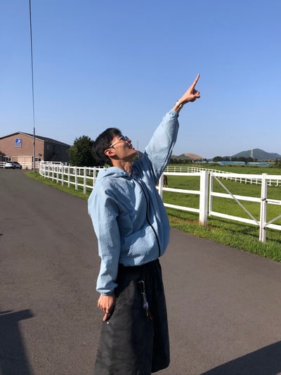 現代街頭 弧形卯釘 夏季風衣 連帽外套 - 3C15