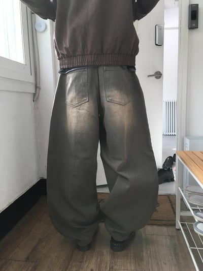 中央割線 水洗 寬鬆 假皮帶 牛仔長褲 - 2C6