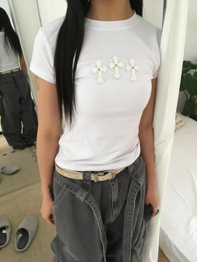美式十字架 刺繡造型 貼身短版 短袖 上衣 - 2C10