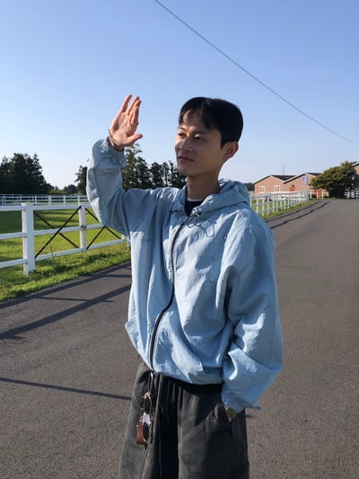 現代街頭 弧形卯釘 夏季風衣 連帽外套 - 3C22