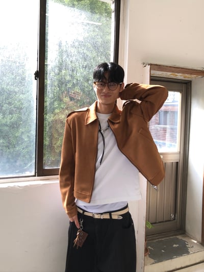 簡約幹練 絨面革 名牌質感 短版 神衣 夾克 - 2C10