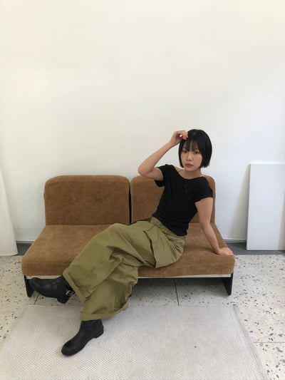 性感斜肩 鈕扣設計 修身 短袖上衣 - 2C11