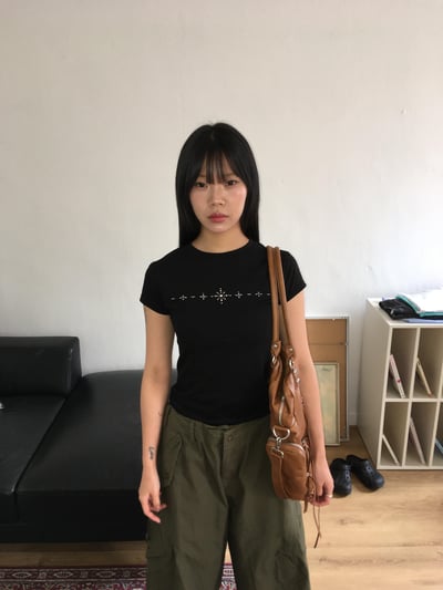 現代卯釘 鑲鑽造型 貼身短版 短袖 上衣 - 2C7