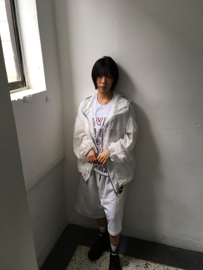 唯美配色 俐落曲線 抓皺設計 風衣外套 - 4C22