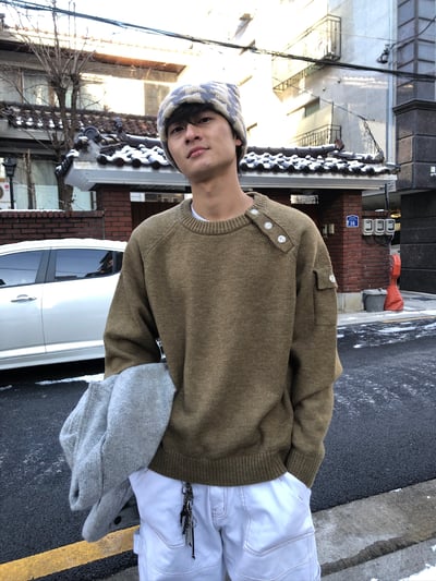 領口斜線 鈕扣 微短版 工裝 針織衫 - 3C6