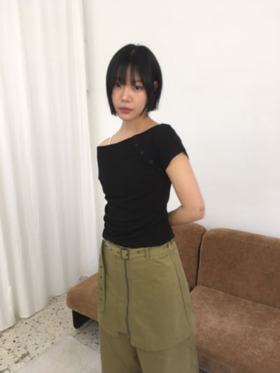 性感斜肩 鈕扣設計 修身 短袖上衣 - 2C9