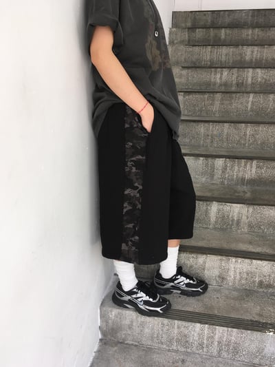 側邊迷彩 不收邊感 百慕達 寬版 短棉褲 - 3C2