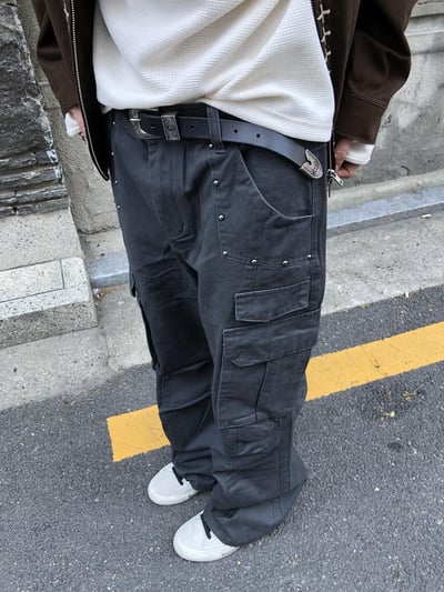 現代潮流 卯釘造型 工裝口袋 喇叭長褲 - 2C10