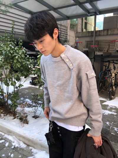 領口斜線 鈕扣 微短版 工裝 針織衫 - 3C17