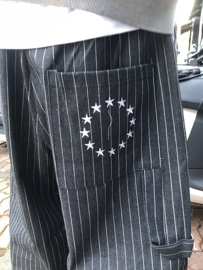 紐約型男 眾星刺繡 單層褶皺 條紋 牛仔寬褲 - 2C2