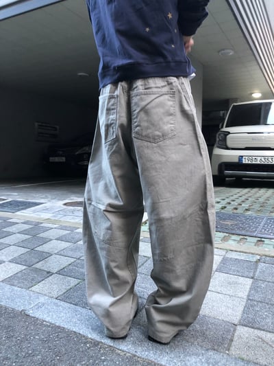 彎刀縫線 俐落版型 鬆緊帶 寬版 長褲 - 4C7