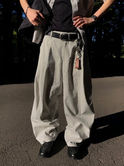 Lanson 俐落剪裁 抓皺割線 細條紋 寬褲 - 2C1