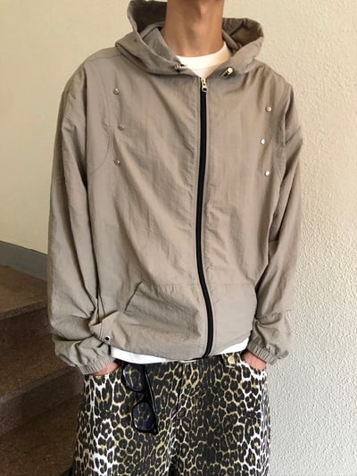 現代街頭 弧形卯釘 夏季風衣 連帽外套 - 3C2