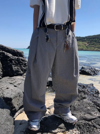 Lanson 俐落剪裁 抓皺割線 細條紋 寬褲 - 2C10