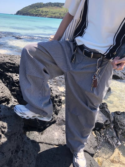 Lanson 俐落剪裁 抓皺割線 細條紋 寬褲 - 2C20