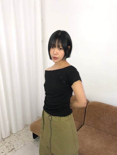 性感斜肩 鈕扣設計 修身 短袖上衣 - 2C18