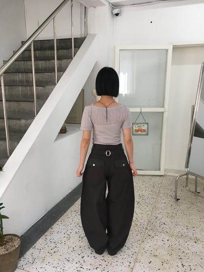 韓女經典氛圍 局部細節點綴 彎刀寬版 長褲 - 3C10