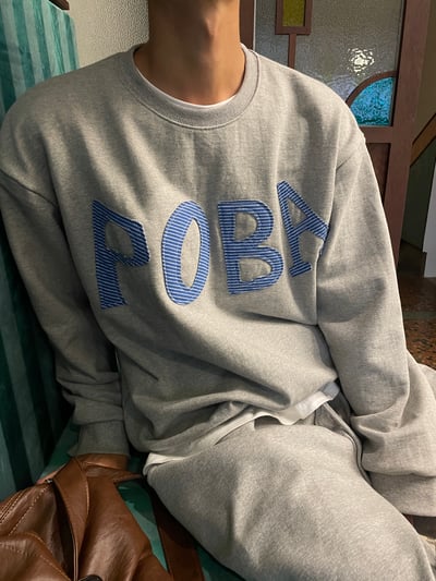 (灰色現貨) Poba 獨特刺繡 大學T - 3C7