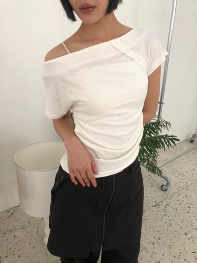 性感斜肩 鈕扣設計 修身 短袖上衣 - 2C10