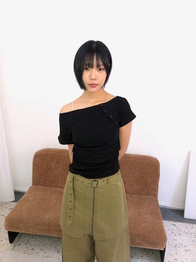 性感斜肩 鈕扣設計 修身 短袖上衣 - 2C1